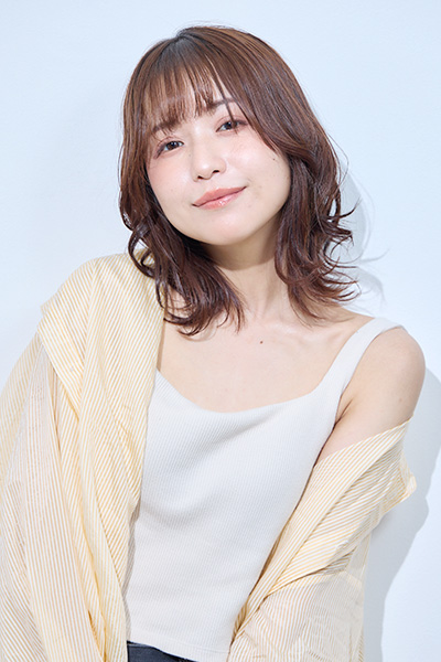 抜け感カールのミディスタイル